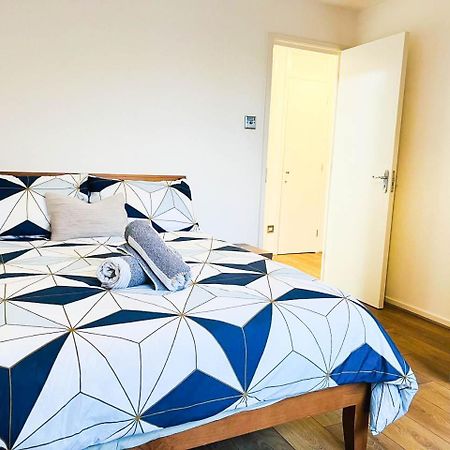 Lovely 2 Bedroom Flat With Free Parking, Great Transport Links To Central London, The Excel Centre, Canary Wharf And The O2! Eksteriør bilde